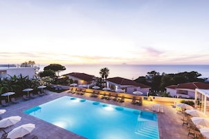 Una piscina al aire libre de temporada (de 09:00 a 19:30), sombrillas