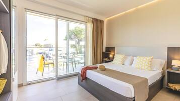 Minibar, Zimmersafe, Schreibtisch, Bettwäsche