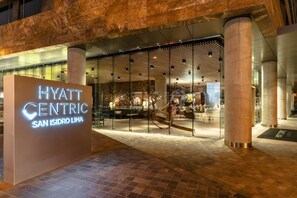 Exterior del hotel Hyatt Centric San Isidro Lima, con fachada moderna de vidrio y una entrada destacada.