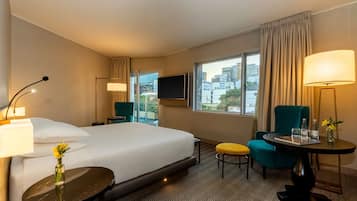 Room, 1 King Bed, Balcony | Premium bedding, minibar, in-room safe, desk