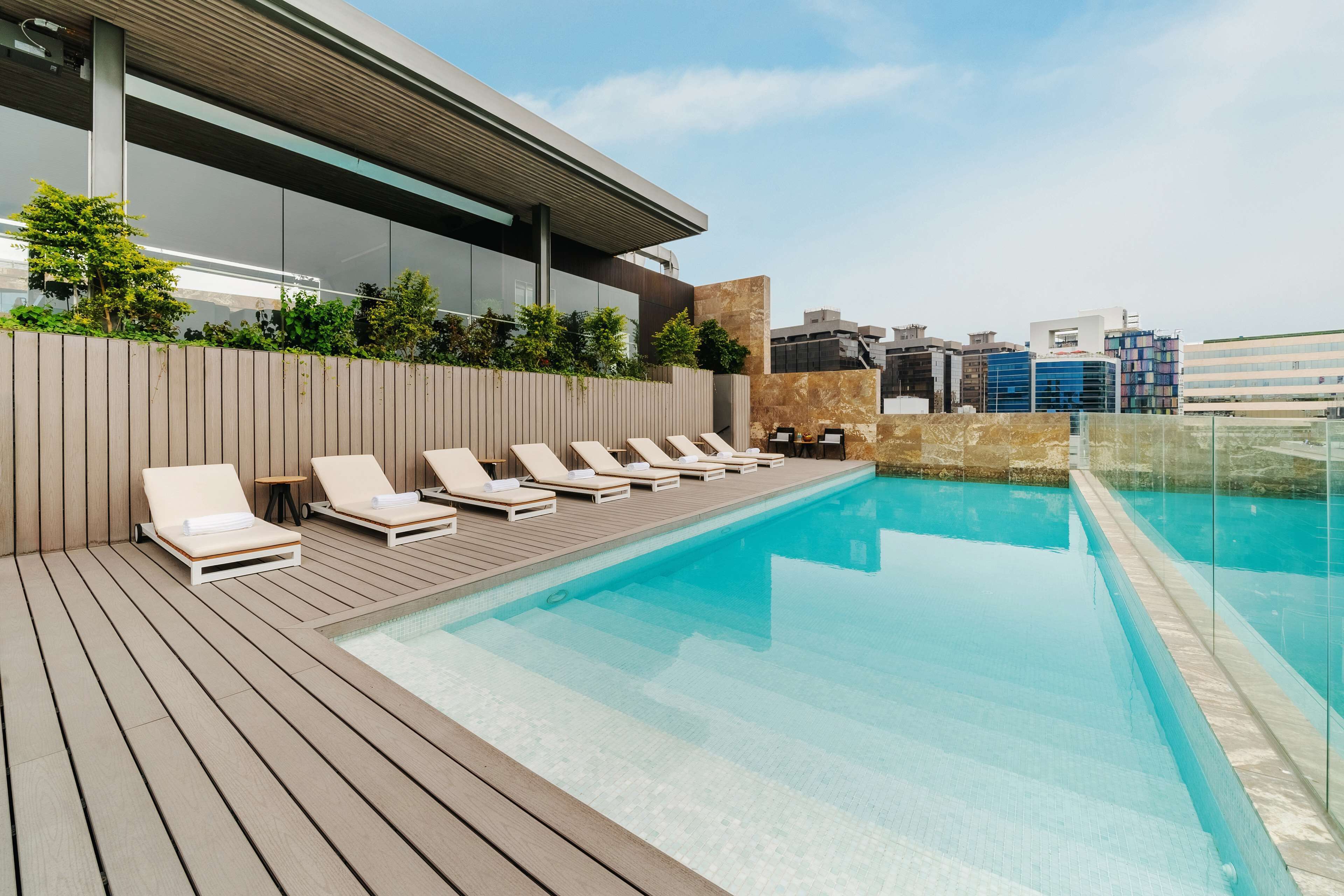 室外游泳池，07:00 至 19:00 开放，日光浴躺椅