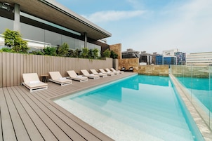 Una piscina al aire libre (de 07:00 a 19:00), tumbonas