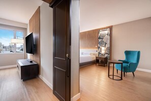 Bộ đồ giường cao cấp, minibar, két bảo mật tại phòng, bàn 