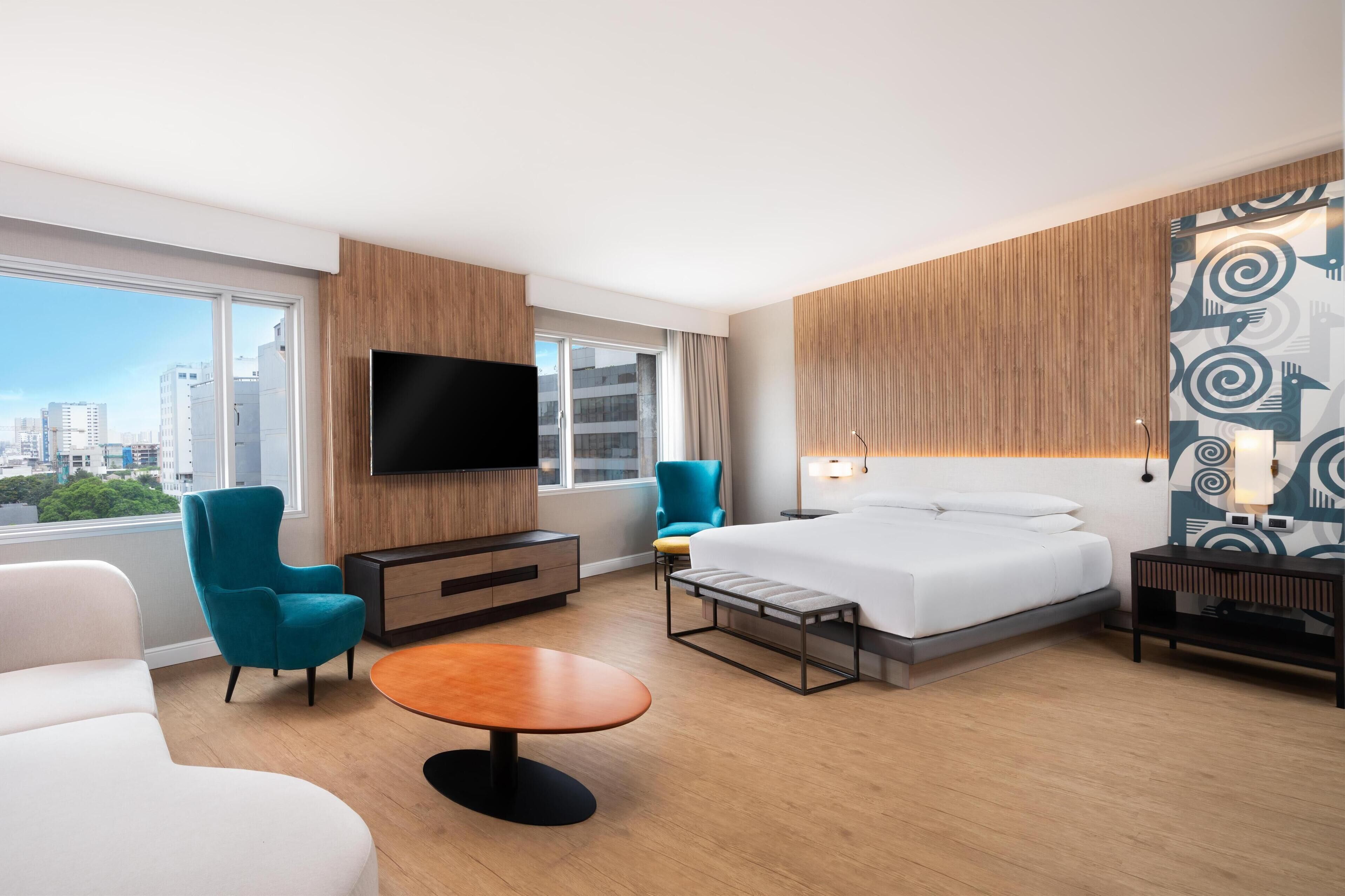 高档床上用品、迷你吧、客房内保险箱、办公桌