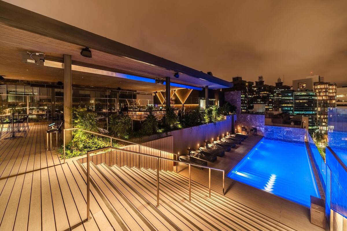 outdoor pool, open 7:00 am to 7:00 pm, pool loungers