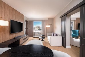 Bộ đồ giường cao cấp, minibar, két bảo mật tại phòng, bàn 