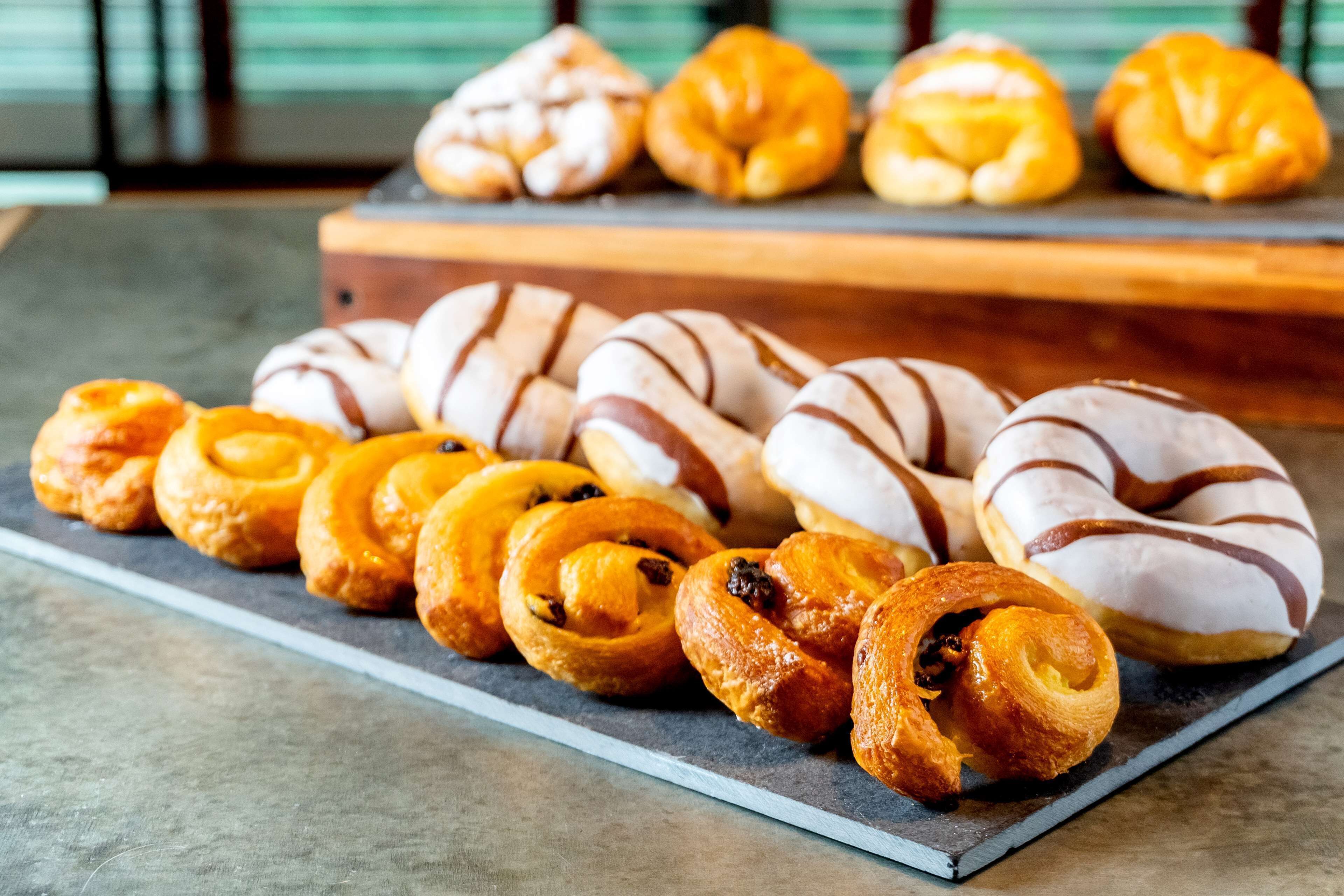 Una variedad de pasteles en una bandeja de pizarra.