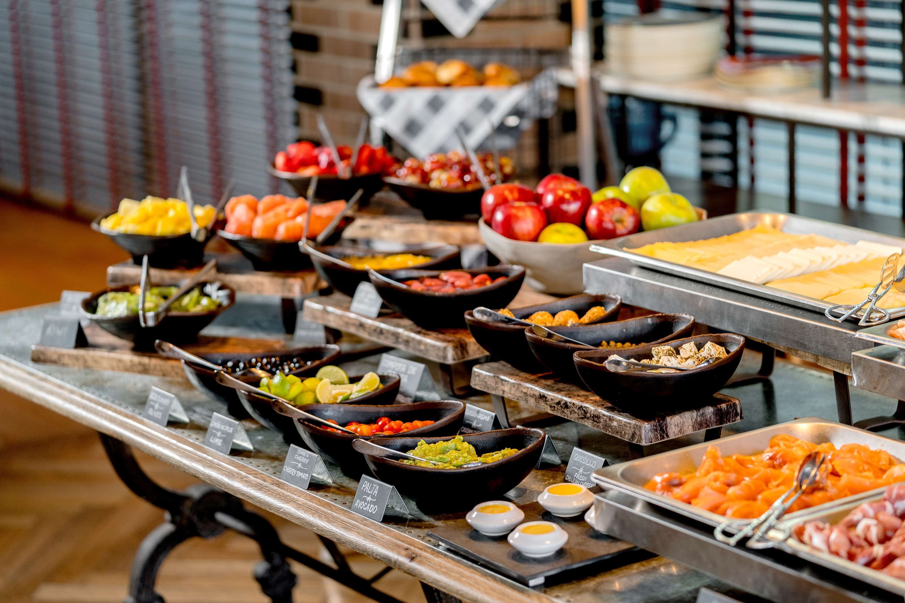 Un buffet proposant une variété d’aliments, notamment des fruits, des légumes et des plats préparés.