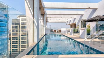 Piscina all'aperto, lettini