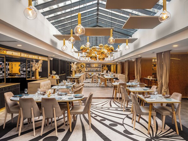 Breakfast, dinner, brunch served; Fusion cuisine  - Niepce Paris Hotel, Curio Collection by Hilton (Paris)