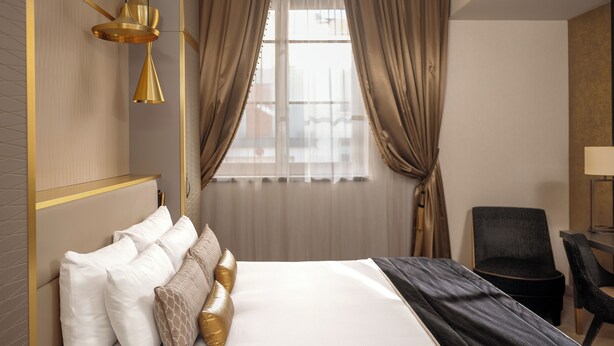 A hotel room with a bed, a desk, and a chair. - Niepce Paris Hotel, Curio Collection by Hilton (Paris)