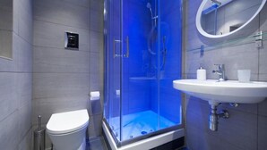 A modern bathroom with a glass-enclosed shower, a white toilet, and a sink with a mirror. - Zero room & breakfast (Palermo)