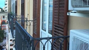 A residential building with balconies, brown shutters, and air conditioning units. - Zero room & breakfast (Palermo)