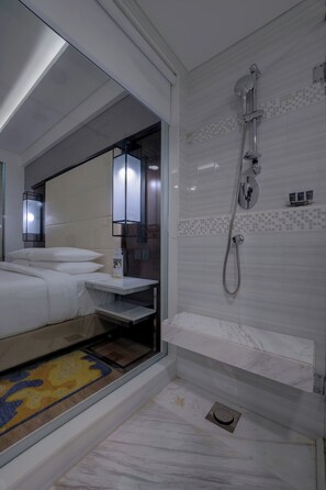 Shower, free toiletries, bathrobes, slippers - Courtyard by Marriott Surat (Surat)