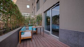 Premier Room, 1 King Bed, Non Smoking, Poolside