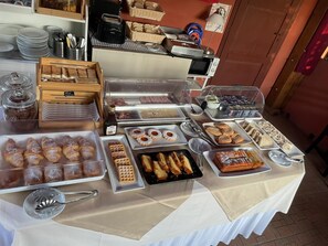 Daily buffet breakfast for a fee - Villa Regina (Pisa)