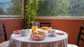 Daily buffet breakfast for a fee