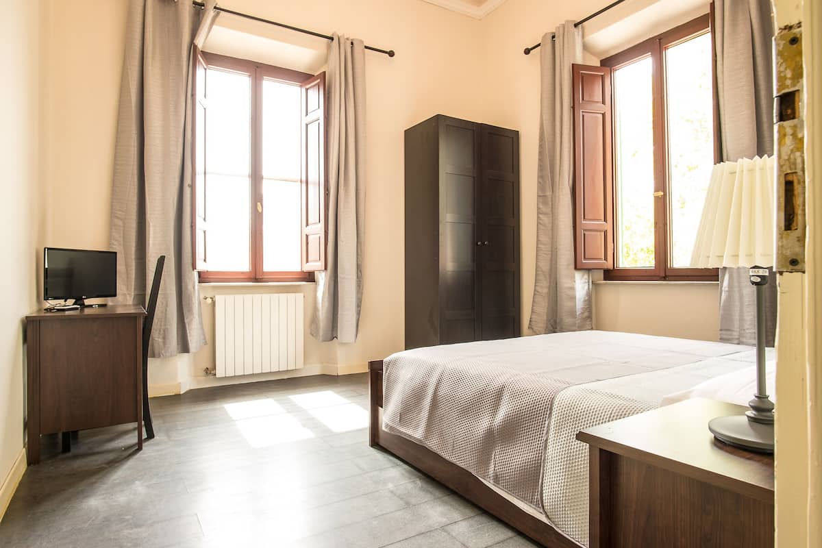 Comfort Single Room | Desk, blackout curtains, iron/ironing board, free WiFi