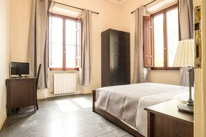 Habitación individual Confort | Escritorio, cortinas blackout y tabla de planchar con plancha 