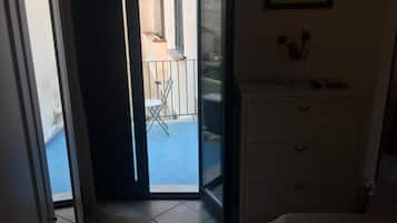 Ropa de cama de alta calidad, escritorio y sistema de insonorización