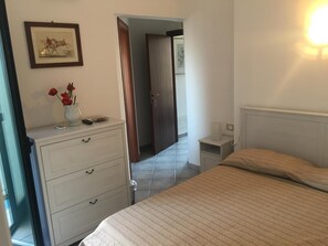 Hochwertige Bettwaren, Schreibtisch, schallisolierte Zimmer
