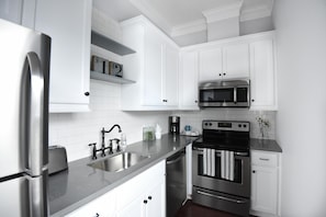 Wasserkocher mit Kaffee-/Teezubehör, Kühlschrank, Mikrowelle, Ofen