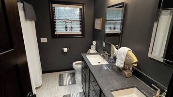 Bruser, hårtørrer, håndklæder, Sæbe