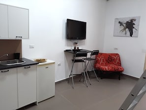 Studio – deluxe, 1 soverom, tekjøkken | Eget tekjøkken | Kjøleskap, mikrobølgeovn, kokeplater og kaffetrakter/tekoker