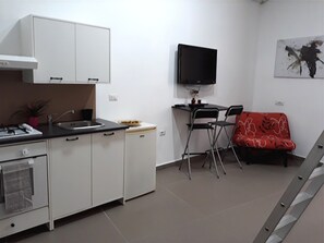 Studio – deluxe, 1 soverom, tekjøkken | Eget kjøkken | Kjøleskap, mikrobølgeovn, kokeplater og kaffetrakter/tekoker