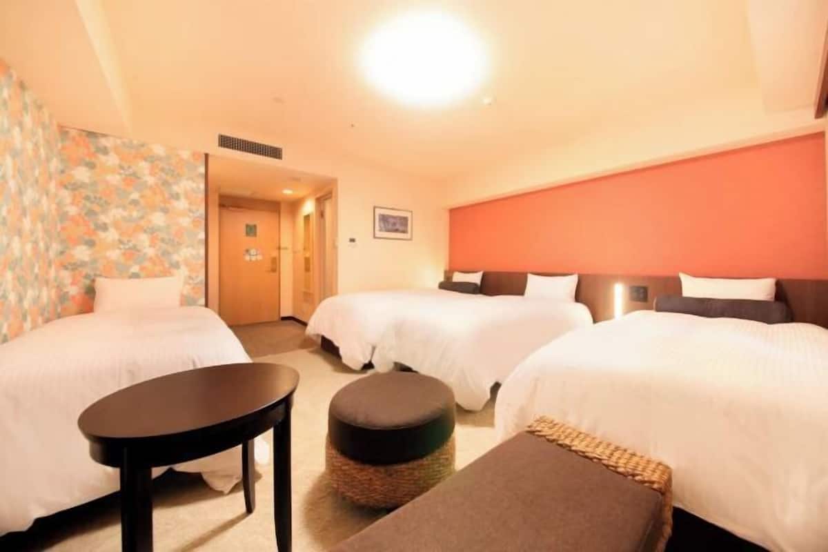 Edredón, cortinas blackout, wifi gratis y ropa de cama