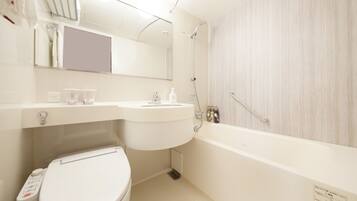 Combined shower/bathtub, free toiletries, hair dryer, slippers