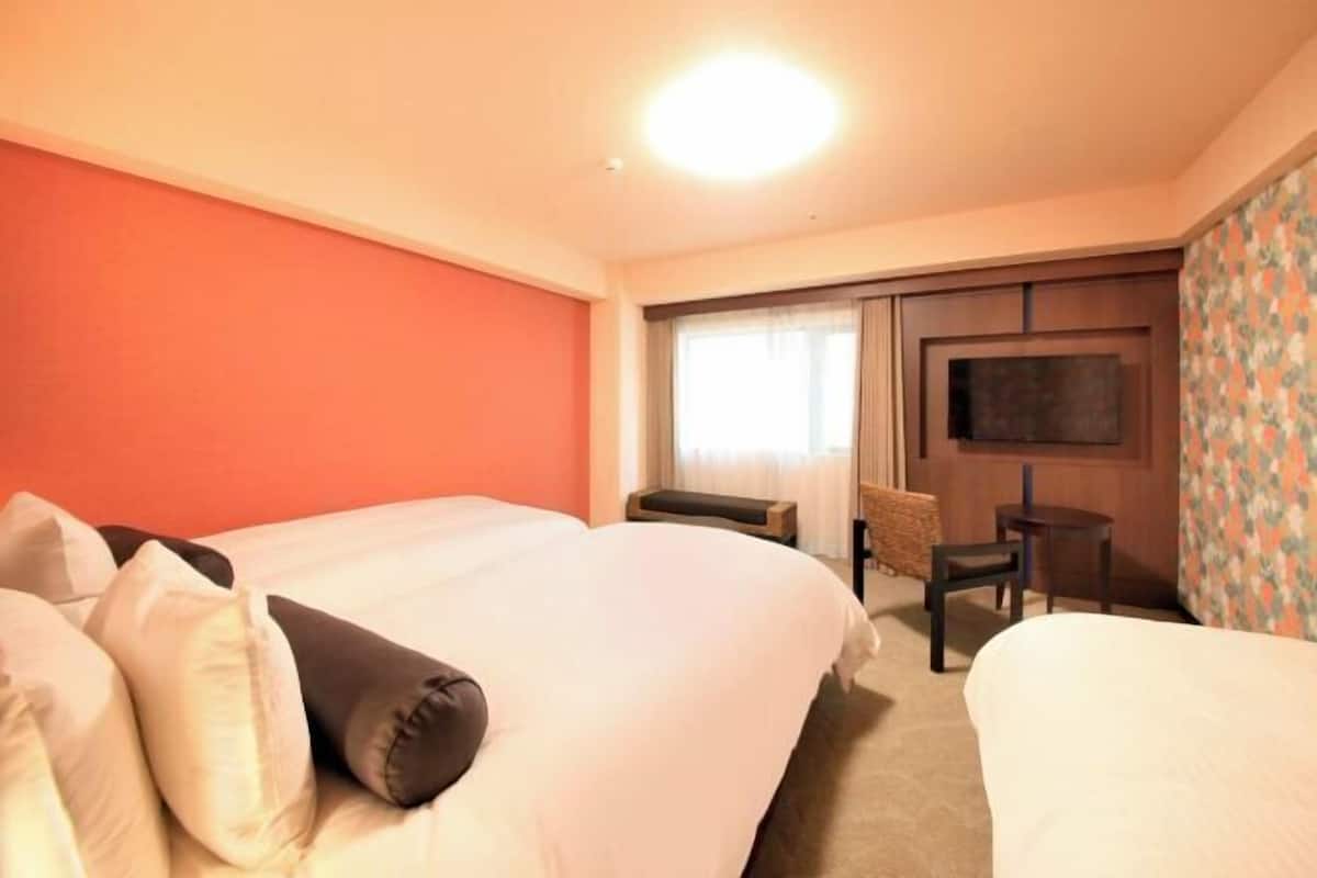 Edredón, cortinas blackout, wifi gratis y ropa de cama