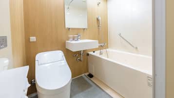 Ensemble douche/baignoire, articles de toilette gratuits, sèche-cheveux