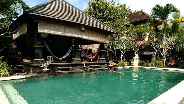 A pool with a wooden structure and a hammock. - Pondok Indah Bungalow Bingin (Pecatu)