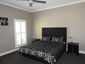 1 Schlafzimmer, Schreibtisch, schallisolierte Zimmer