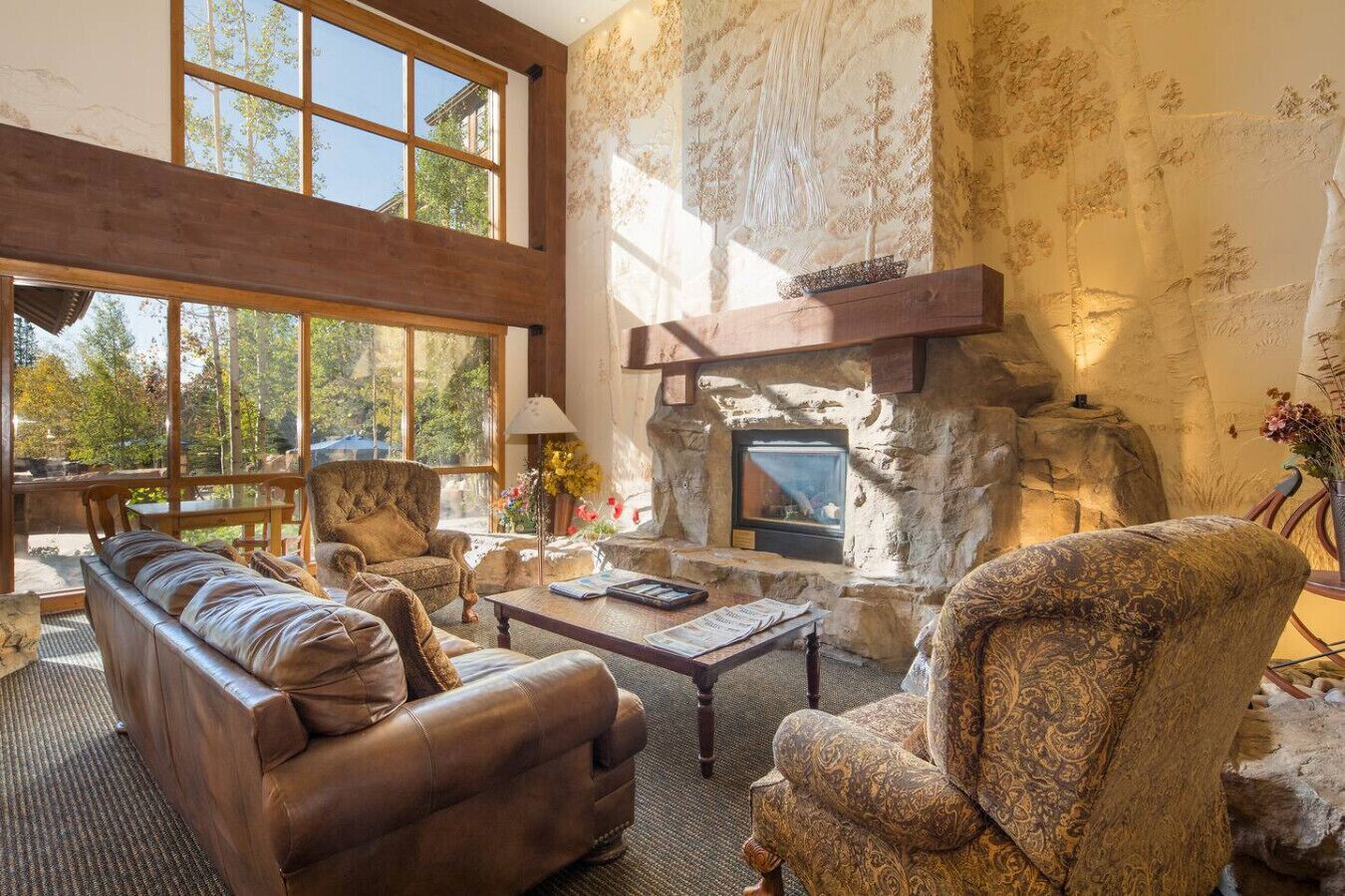 Een televisie en een open haard