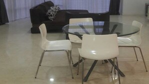 Apartemen, 3 kamar tidur | Makan di kamar