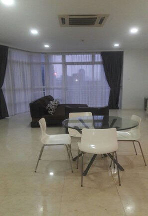 3 Bedroom Apartment | In-room dining - NS Elegant Dwelling Idaman Residence (Kuala Lumpur)