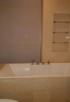 3 Bedroom Apartment | Bathroom | Combined shower/bathtub, free toiletries, towels