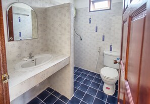 Deluxe Triple Room | Bathroom