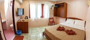 Escritorio, cortinas blackout, sistema de insonorización y wifi gratis 