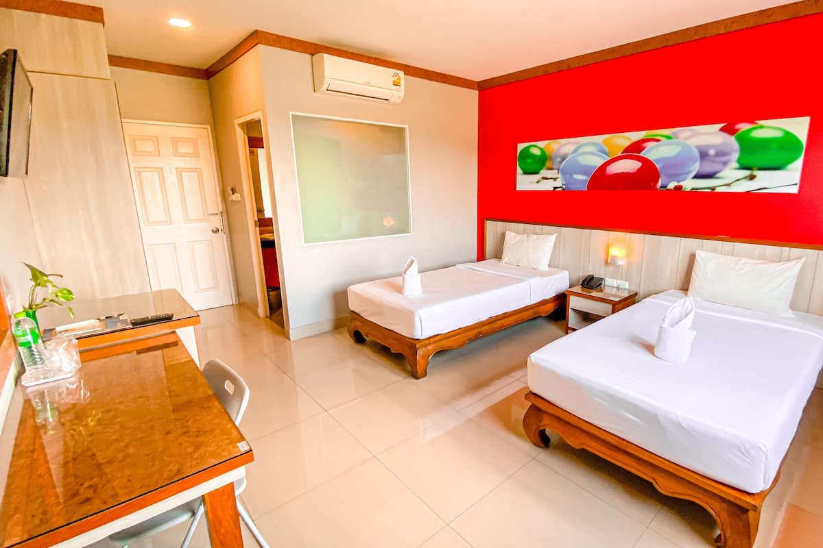 Standard Twin Room, 1 Bedroom, Non Smoking | Meja, ruang kerja komputer riba, langsir/tirai gelap terus, kalis bunyi 