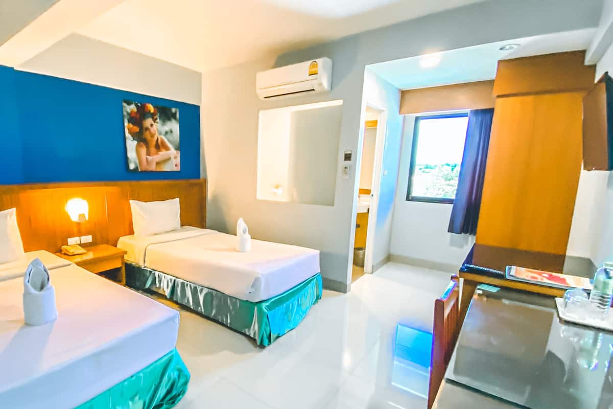 Economy Twin Room, 1 Bedroom | Meja, ruang kerja komputer riba, langsir/tirai gelap terus, kalis bunyi 