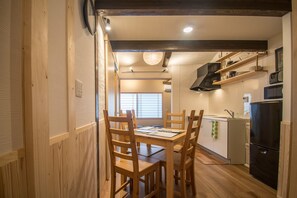 Ferienhaus (Private Vacation Home) | Essbereich im Zimmer