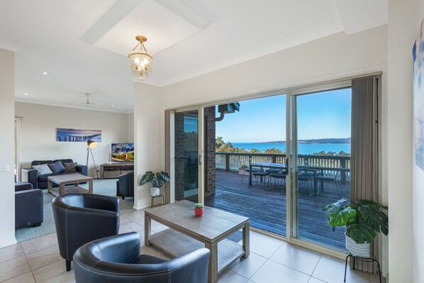 Flat-screen TV - Whale Cove Circuit (Eden)