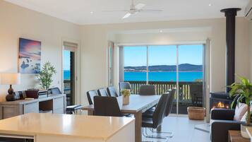 Lemari es besar, microwave, oven, dan kompor