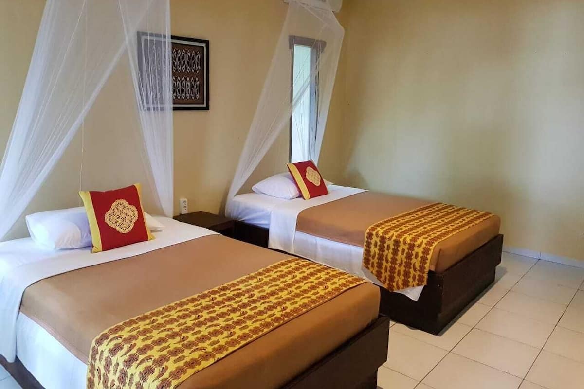 Bungalow, Garden View | Desk, bed sheets