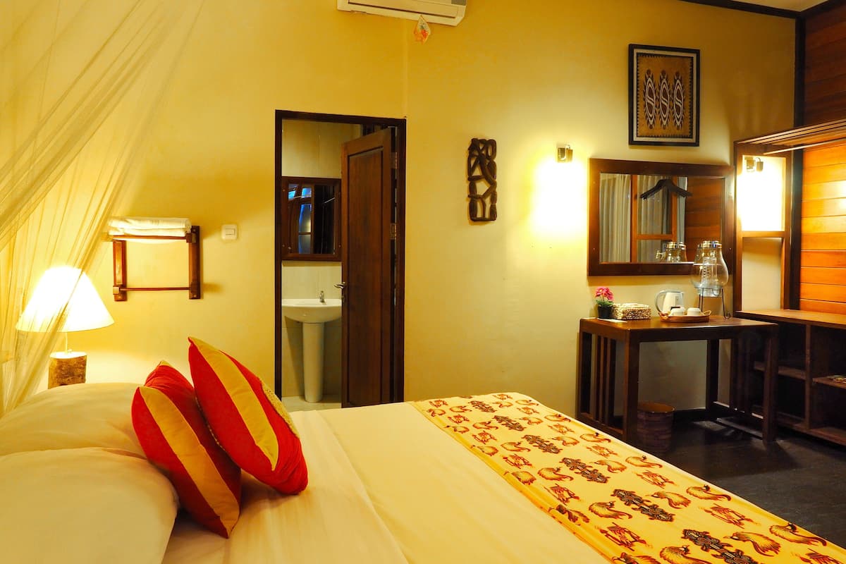 Deluxe Double or Twin Room, Beach View, Beachside | Desk, bed sheets