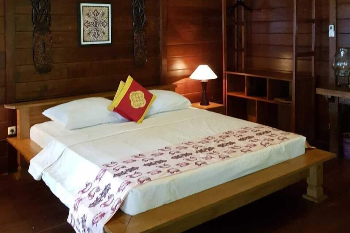 Superior Double Room, Sea View | Desk, bed sheets