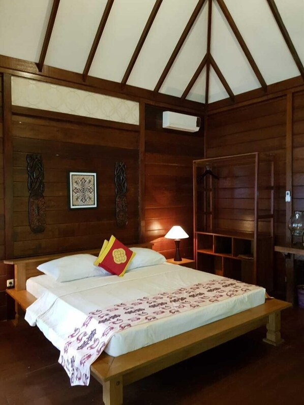 Superior Double Room, Sea View | Desk, bed sheets